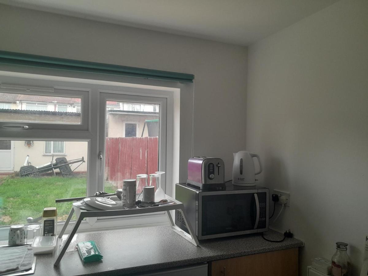 Lovely 1-Bed Studio In London Apartment Exterior photo