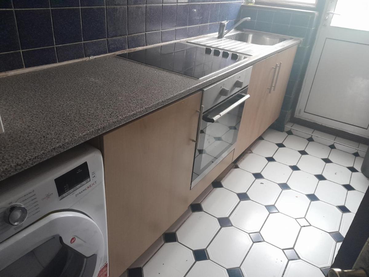 Lovely 1-Bed Studio In London Apartment Exterior photo